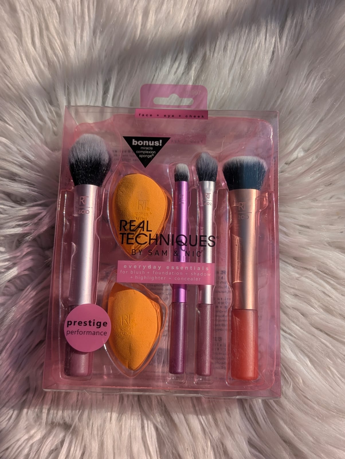 Real Techniques - Everyday Essentials Makeup Brush Set with Sponge 2