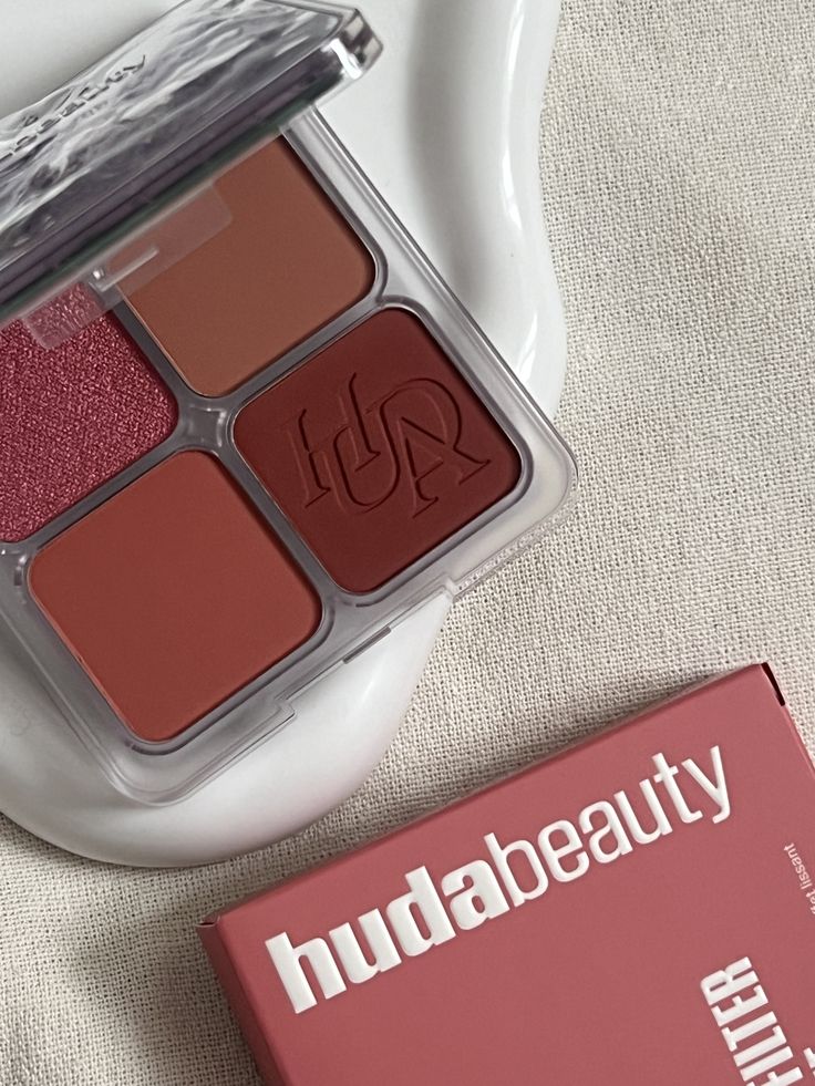 HUDA BEAUTY Blush Filter Platte (Roseberry)